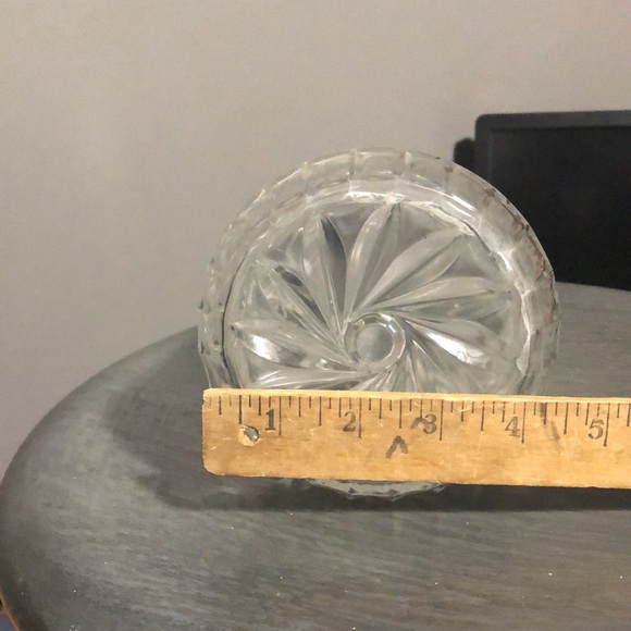 Vintage crystal decanter with lid - Picture 5 of 7